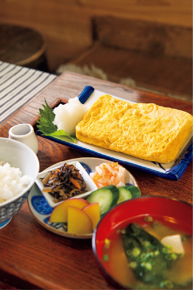 関西風の優しい味わいの玉子焼き定食(1,000円)。ボリュームあるダシ巻きが◎