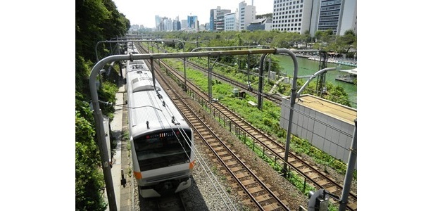 冒頭の電車カットもクリアです