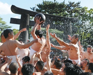 新春、激しい玉の争奪戦に心が震える！「筥崎宮玉取祭」が開催