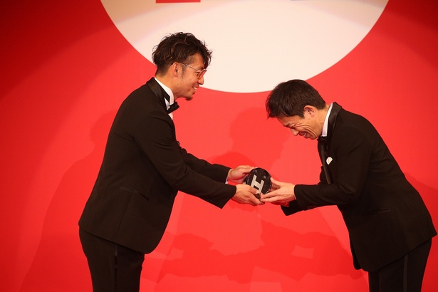 【写真を見る】赤星憲広氏にトロフィーを手渡す鳥谷敬選手