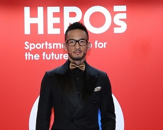 アスリートによる社会貢献を表彰する「HEROs AWARD 2018」　阪神・鳥谷選手から赤星氏へトロフィー贈る