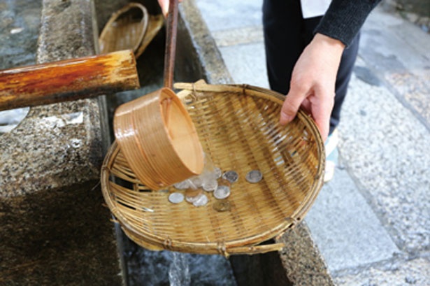手水舎の水をかけてお金を洗うと金運アップ。これは10年ほど前に民間から自然発生的に生まれた開運法/御金神社