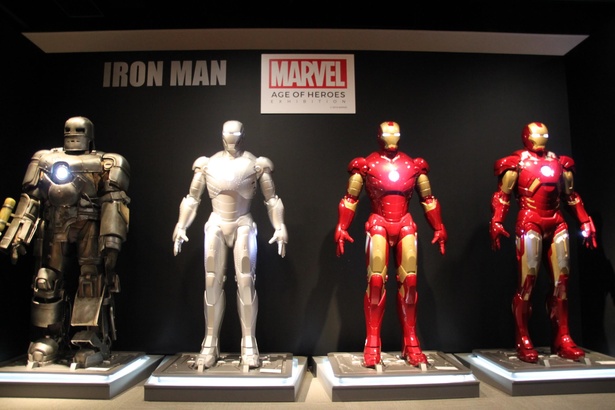 ずらっと並んだアイアンマンのスーツ。右端は「アベンジャーズ/インフィニティ・ウォー」のスーツ