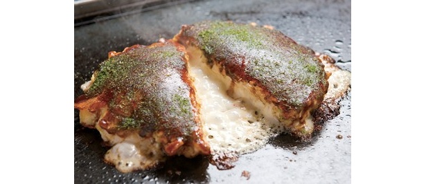 濃厚チーズがあふれ出す！「もんじゃ・お好み焼き 耕(こう)」(埼玉県・大宮区)の「カマンベール玉」(950円)