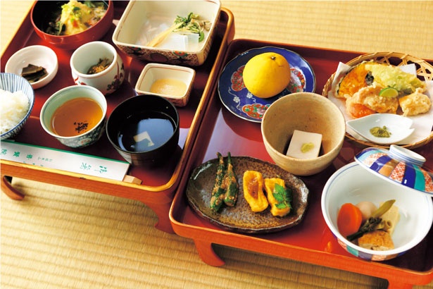 【写真を見る】高野山では、伝統的な精進料理も人気が高い。日帰りプランを提供している宿坊もある