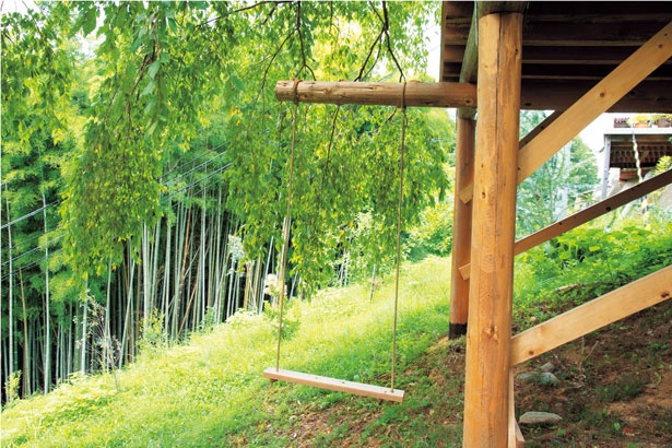 敷地内に木製ブランコやテラスがあり、竹林を眺めながらのんびりできるのも魅力/七宝山 宝塔寺