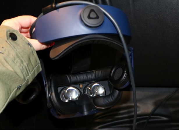 「コニカミノルタ VirtuaLink」では、360度3D映像のバーチャル空間を複数人で共有できる
