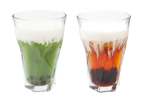 「チーズティー 抹茶」(左)「チーズティー 紅茶」(右)(各550円)/CAFE DINER POP★OVER(名古屋市中区)