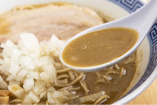ガツンと濃厚なドロ系スープ。一口飲むと煮干しの強い風味が口いっぱいに広がっていく。それでいて苦味やクセはない