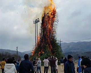 高さ30メートルに達する炎！広島県の吉和グラウンドで「吉和大とんどまつり」開催