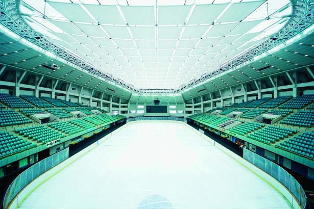 約30m×60mという広大なリンクのため、人とぶつかりにくいのがうれしい/大阪プールアイススケート場