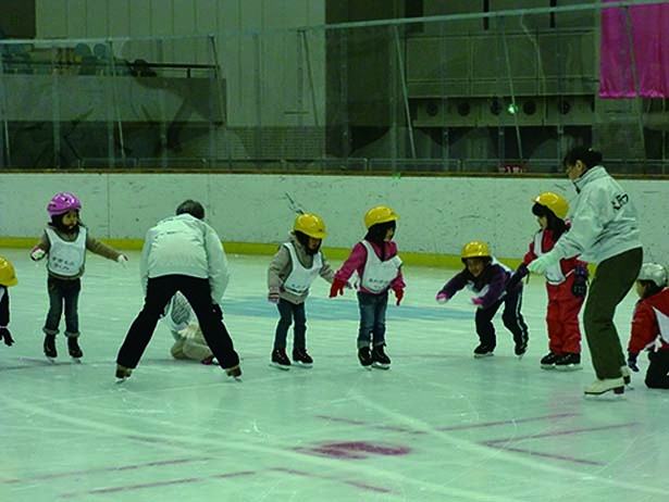 幼児教室では受講者にヘルメットのレンタルがあるので安心/大阪プールアイススケート場