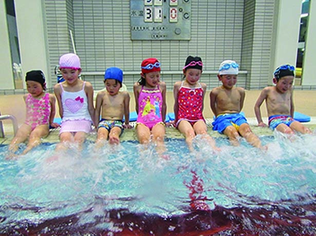 子どもや親子を対象にしたさまざまなスクールが行われているのでHPをチェック/大阪プールアイススケート場