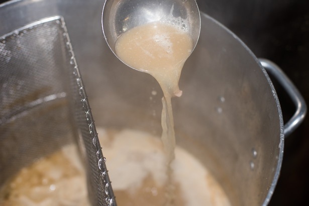 スープは完成に2日を要す。初日は非乳化で翌日乳化させる。そうすると脂が劣化せず、くさみが出ない