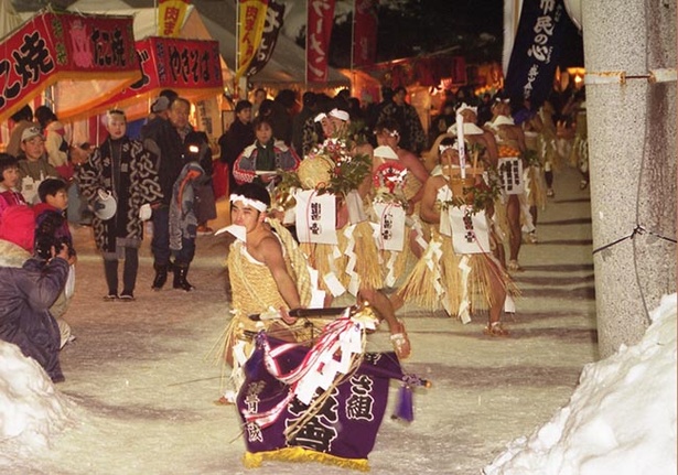 【写真を見る】裸の男たちが列を成し、豊年や防火を祈願する