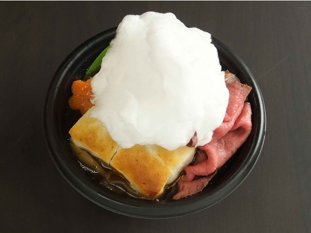 【写真を見る】2018年の優勝雑煮、「サトウの切り餅・新発田工場 国産牛のローストビーフのすき焼き風雑煮～わたあめ添え～」