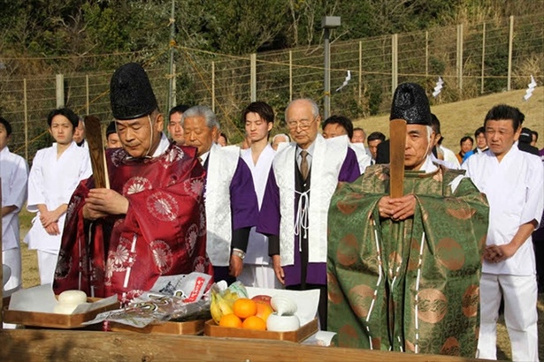 みそぎの前に小浜海岸で神事を行う