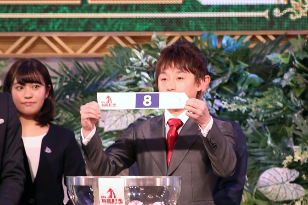 「緊張しまーす」と語り、枠順抽選に臨んだ池添謙一。真ん中より内が欲しかったそうだが、ギリギリ許容範囲の4枠8番に決まった