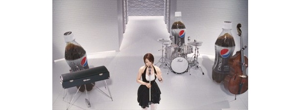 撮影中は、監督が「すごくリラックスしている感じ」と話すほどの“自然体”だったそう。ステージ上から時折スタッフに微笑みかけるひと幕も