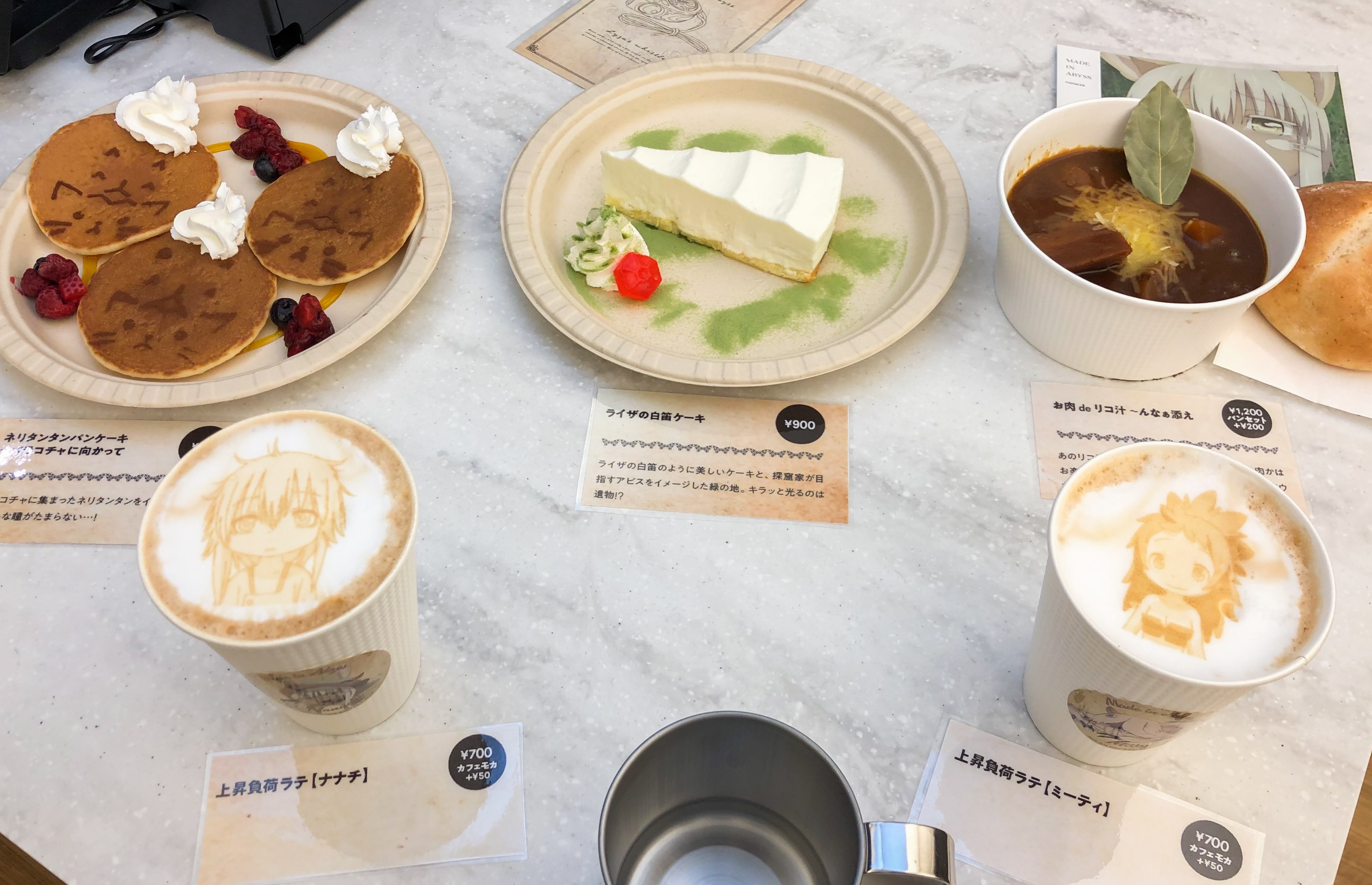 カフェでは作品世界をイメージしたコラボメニューが充実!