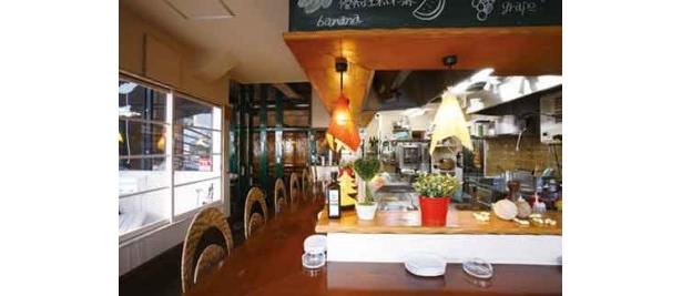 開放的でカラフルな店内。床は地面、柱は木、ランプは花など自然を表現