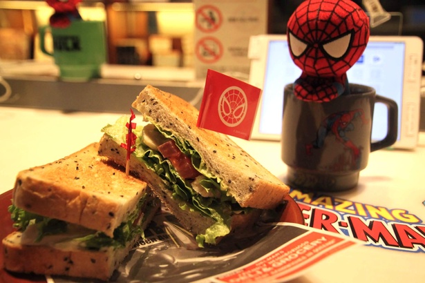 「「スパイダーマン：ホームカミング」をモチーフにした「隣人のソウルフード『5番目のサンドイッチ』」(1,200円)。