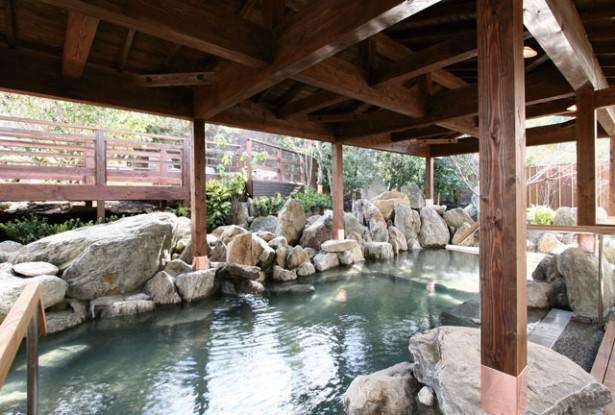 筑紫野温泉 Amandi / 温泉の醍醐味を感じる和風風呂には、露天エリアに2つ、内湯エリアに4つの湯舟が備わる