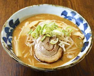 店の裏で育てた新鮮野菜だから、そりゃ旨い！ 店産店消を掲げる 福島「らーめん 紺や」