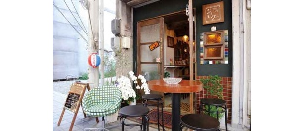 店外のテーブル席は喫煙OK