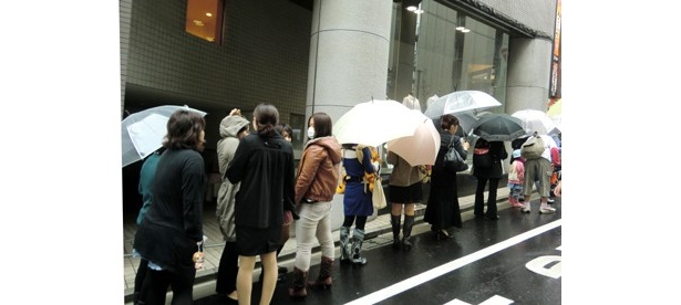 【写真】傘、傘、傘… 雨の中でもこの行列