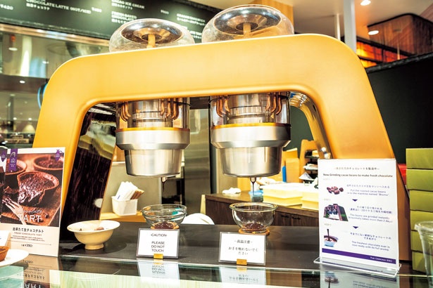 【写真を見る】最新機器「Broma」が店頭に設置され、カカオ豆がペースト状のチョコレートになる様子を間近に見られる/The Obroma 990 by Dari K