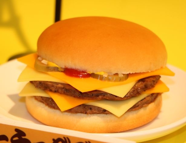 2枚の100％ビーフパティを使用した「ダブルチーズバーガー」に、コクがあるイエローチェダーチーズ2枚、さらに、まろやかなホワイトチェダーチーズ2枚をサンドしたチーチーダブチ