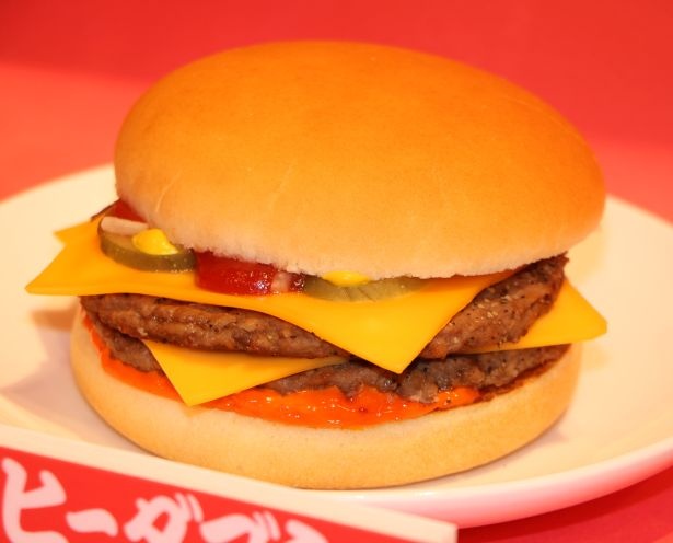 ヒーヒーダブチは「ダブルチーズバーガー」に、ガーリックの旨みとハバネロの刺激的な辛味を感じるソースを加えたバーガー