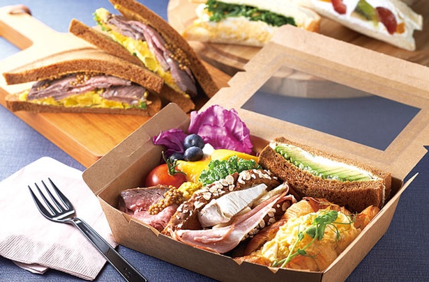 【写真を見る】take a sandwich locavorism / 数種類のサンドウィッチが詰め合わされたおすすめ「ランチボックス」(702円～)