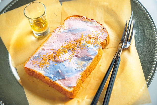 トーストの上に天然食材の色を生かした2色のクリームチーズをのせた人気メニューのSky vibes on toast(800円)/LITT UP. KYOTO