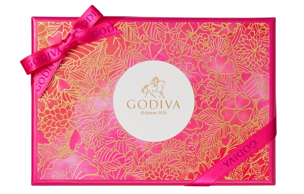 【写真を見る】華やかなパッケージにも注目！鮮やかなピンクに、ゴールドで描かれた草花のモチーフが映える「ゴディバフェアリーケークアソートメント」