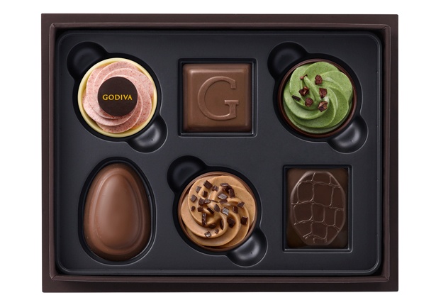 ベルギーで長く愛されているチョコレートと、「ゴディバフェアリーケークコレクション」の限定チョコレートを詰め合わせた「ベルジアンフェイバリットアソートメント」(6粒入2808円)