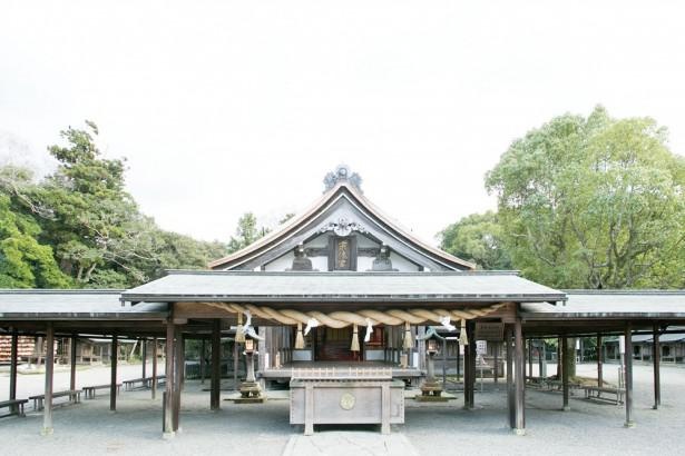 宗像大社の伝統的な神社建築の杮(こけら) 葺屋根の本殿・拝殿は国の重要文化財に指定されている