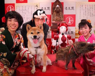 ロボットが初参加！ 戌から亥へ   大阪・通天閣で恒例「干支の引継ぎ式」開催