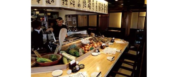 スタッフが目の前で魚や野菜を焼く様子が楽しめるカウンター席
