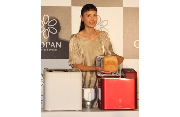 モチモチの米パンを手にする江角さん。