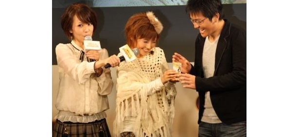 【写真】なっちのキュートな笑顔＆他メンバーの笑顔ショット