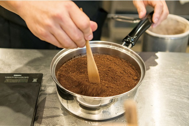 Brewer’s Coffee ばんぢろ / 手鍋に張った湯に、挽いた豆を入れ約3分蒸らす