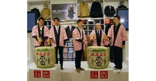 鏡開きの模様。左からユニクロ心斎橋店の笠原店長、心斎橋商店街振興組合の竹田理事長、クリエイティブディレクターの佐藤可士和さん、ユニクロ柳井会長兼社長、建築家の藤本壮介さん