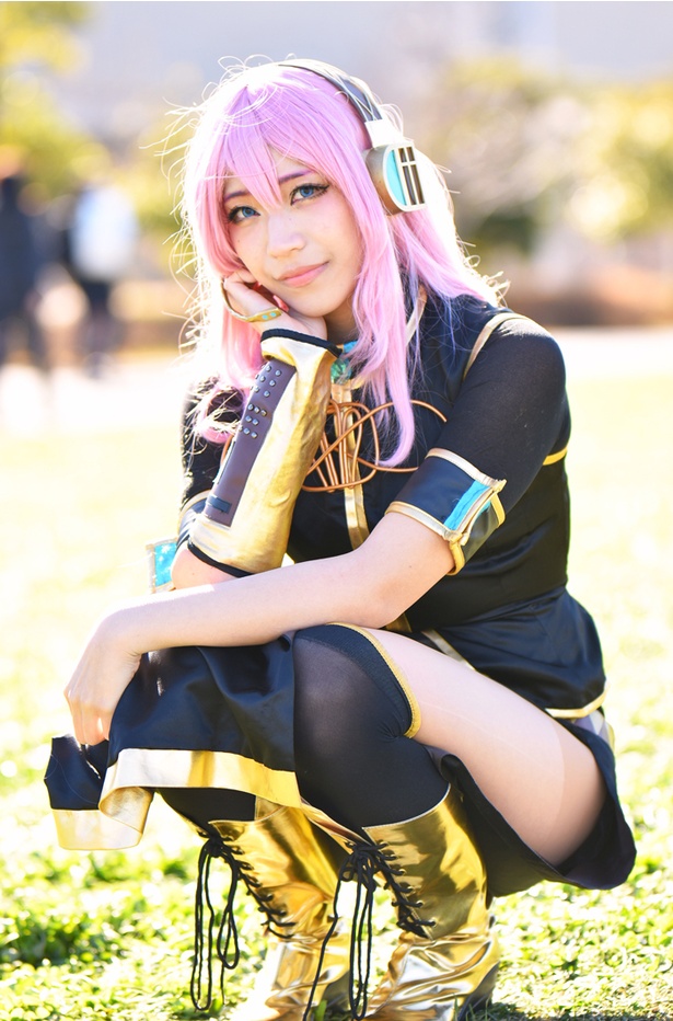 ボーカロイドの巡音ルカに扮する かぼこさん