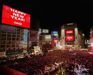 渋谷で平成最後の年越しカウントダウン！約12万人が参加、交差点が「コカ・コーラ」レッドに染まる