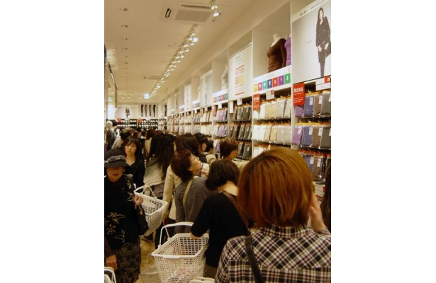 人気商品、ヒートテックの売り場では人だかりができていた