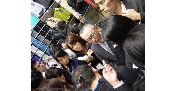 数多くの記者に囲まれ取材を受ける柳井会長兼社長。日本初のグローバル旗艦店のオープンとあってマスコミの関心も高いようだ