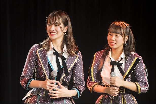 チームBⅡキャプテンの小嶋花梨さん(写真左)と副キャプテンの山田寿々さん　©NMB48