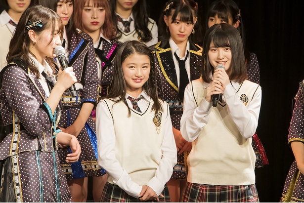 小嶋花梨さんと研究生から昇格してチームBⅡのメンバーとなった塩月希依音さん(写真中央）と山本望叶さん(写真右) ©NMB48